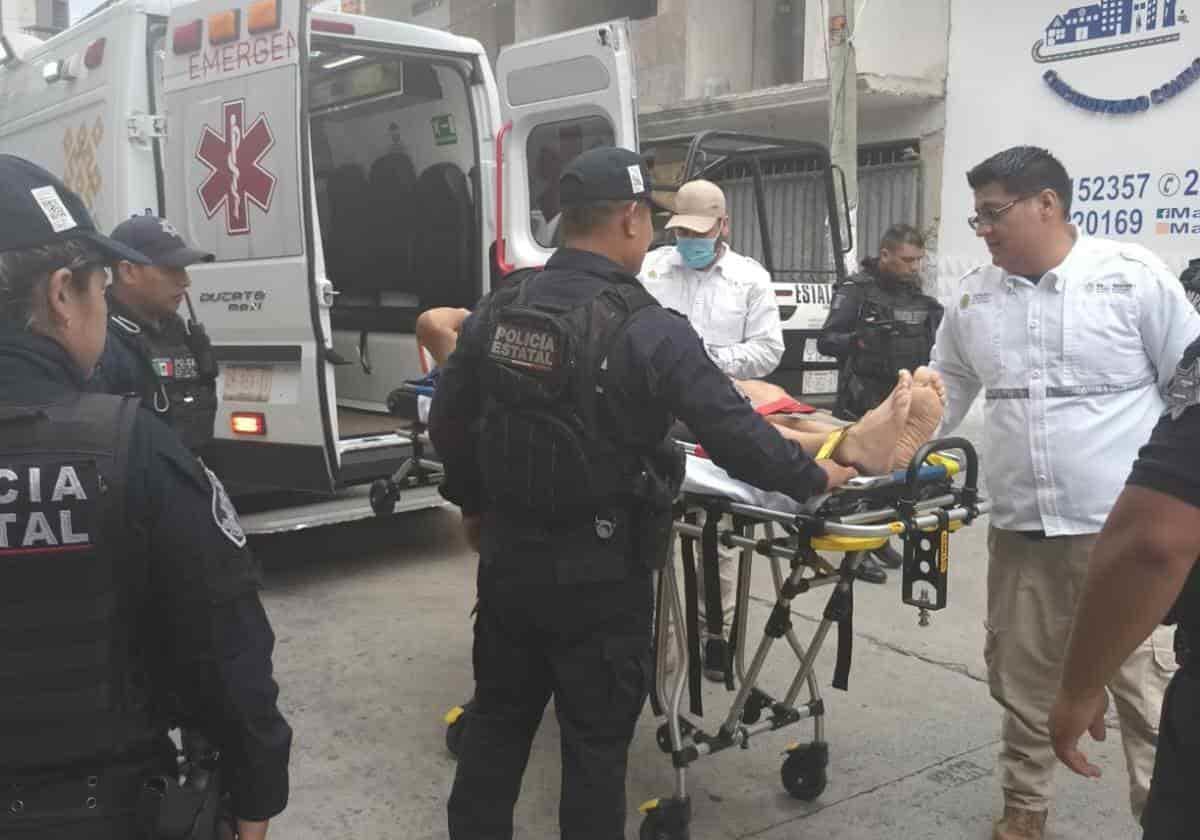 Auxilian a trabajador tras sufrir descarga eléctrica en Xalapa