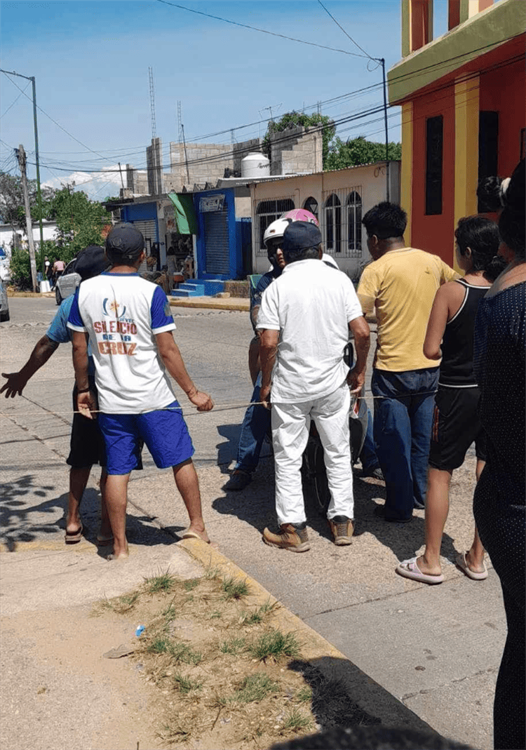 Realizan bloqueo por falta de luz en Cosoleacaque; exigen a CFE pronta solución