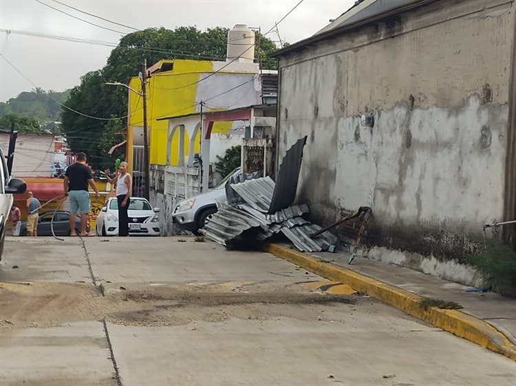 ¡Vuelan techos! Tromba provoca severos daños en Villa Cuichapa