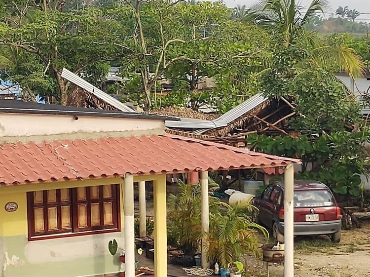 ¡Vuelan techos! Tromba provoca severos daños en Villa Cuichapa