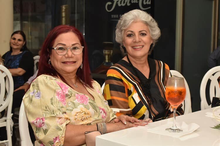Melina Rivera de Unánue convoca a brindis por un logro más en su vida
