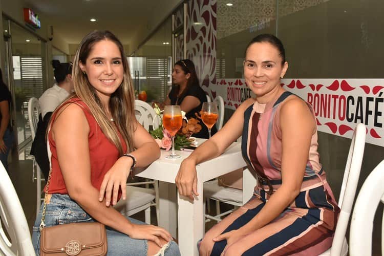 Melina Rivera de Unánue convoca a brindis por un logro más en su vida
