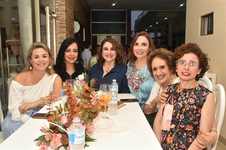 Melina Rivera de Unánue convoca a brindis por un logro más en su vida