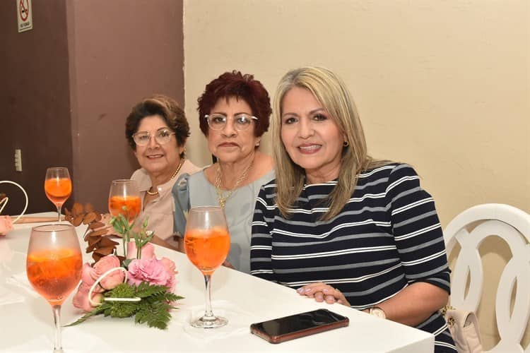 Melina Rivera de Unánue convoca a brindis por un logro más en su vida