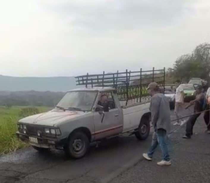 Pickup cae en barranco de la carretera estatal Xalapa-Alto Lucero