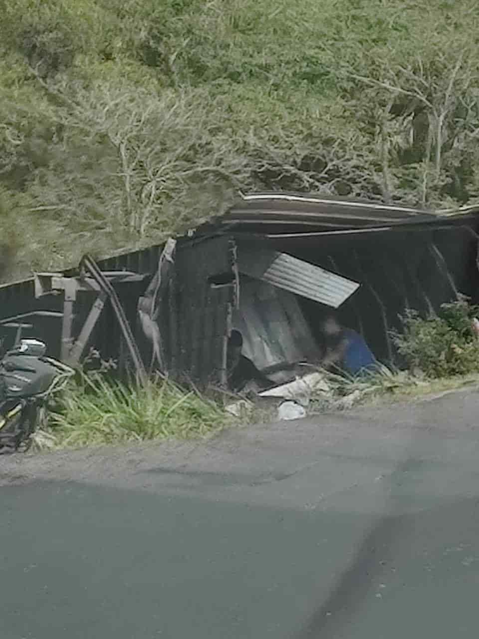 Vuelca tráiler cargado con leche en carretera de Veracruz