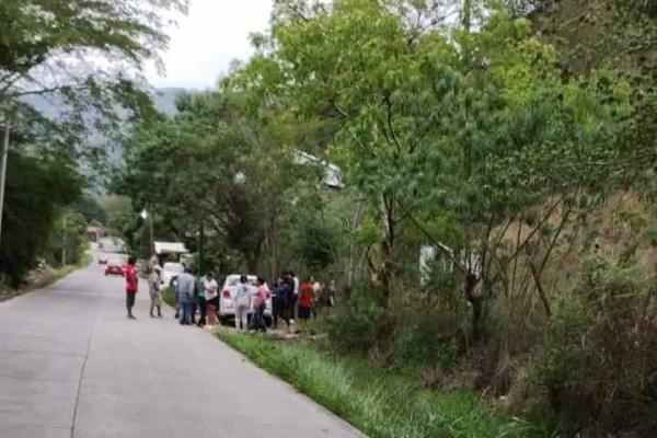 Vuelca auto en Jalcomulco y quedan atrapados cinco familiares
