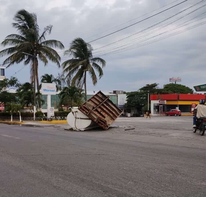 Vuelca pipa con agua en calles de Cardel