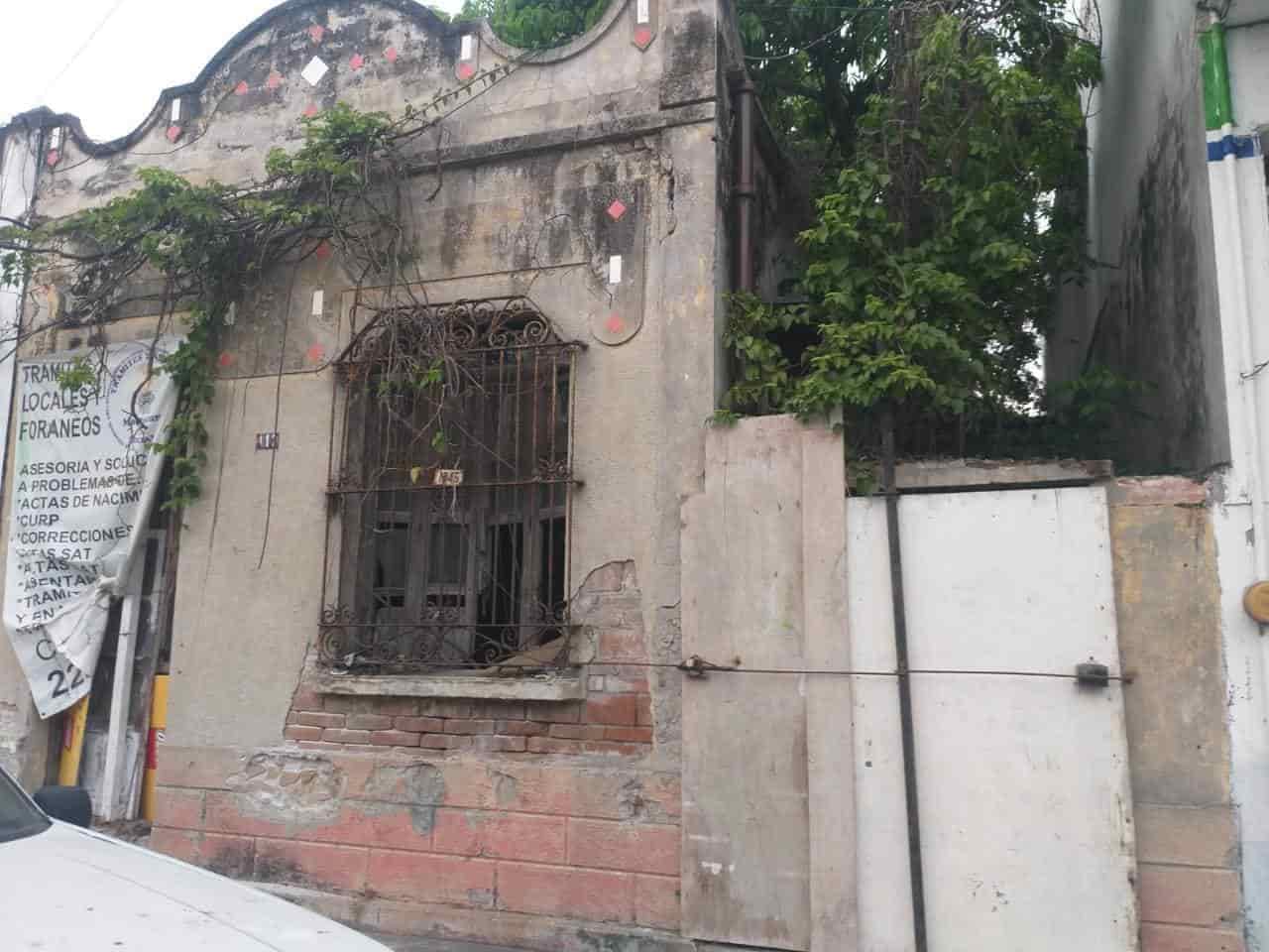 Casa abandonada se cae a pedazos en centro de Veracruz