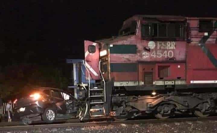 Intento ganarle al tren y fue impactada en Isla