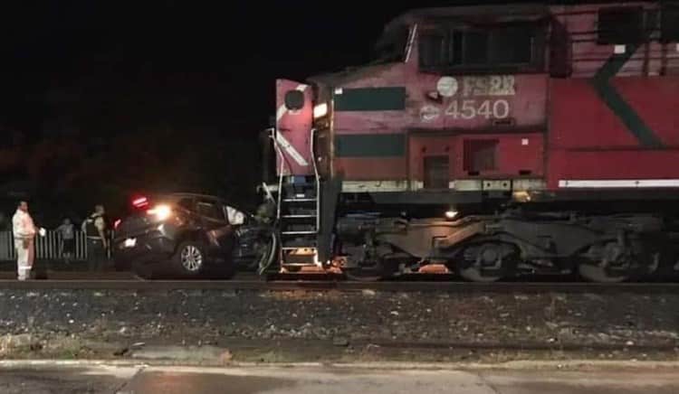 Intento ganarle al tren y fue impactada en Isla