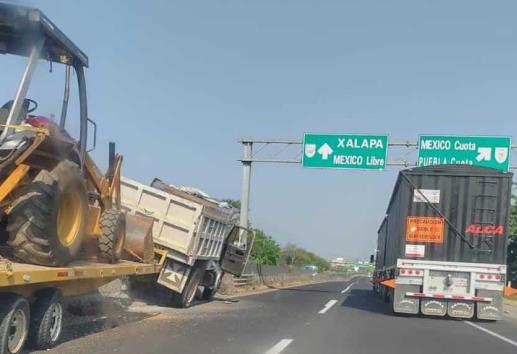 Volteo se sube al camellón en la Veracruz – Xalapa