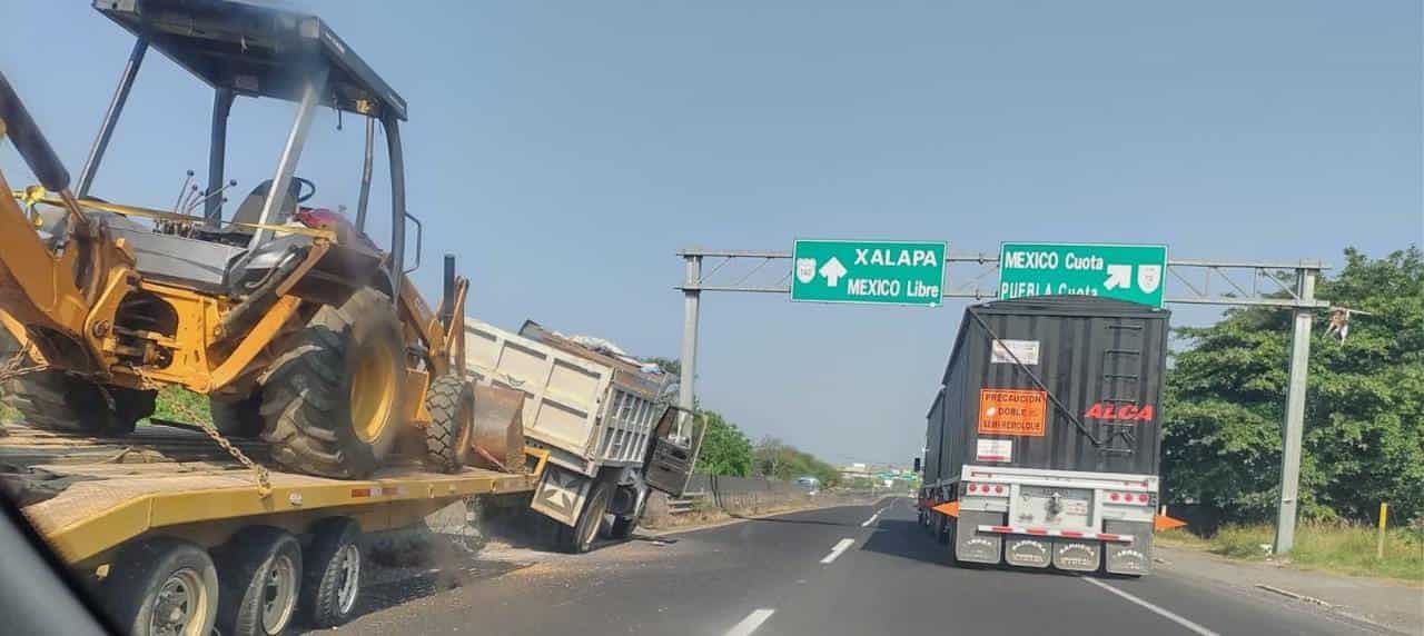 Volteo se sube al camellón en la Veracruz – Xalapa