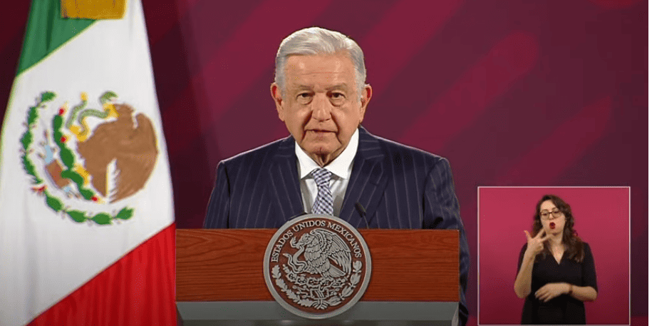 AMLO anuncia incremento salarial del 8.2% a maestros