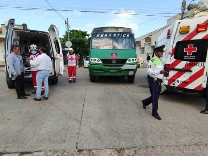 Camión urbano choca con camioneta en Puerto México; hay 5 lesionados