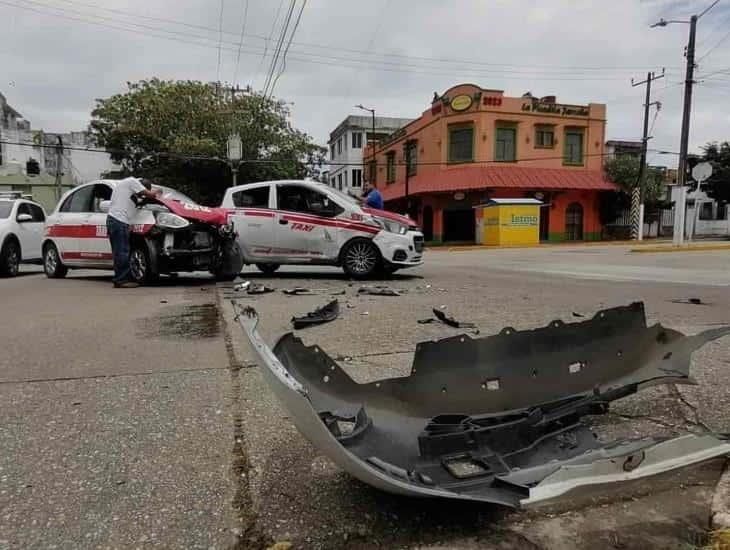 ¡Se dieron entre taxis! Aparatoso choque en Centro de Coatzacoalcos; hay una lesionada (+Video)