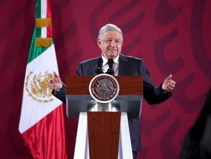 Felicita AMLO a docentes por el Día del maestro