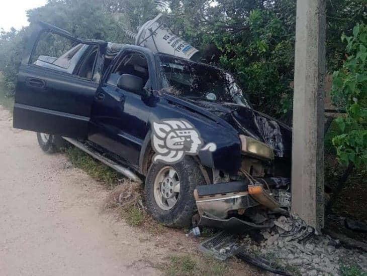 ¡Borrachazo!, impacta contra poste de CFE en Texistepec y huye