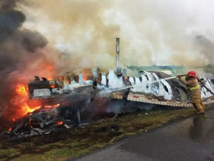 Sube a 26 los fallecidos en choque de tráiler y camioneta calcinadas en Tamaulipas