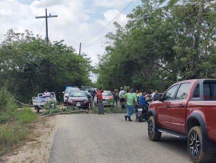 Bloquean la carretera Nanchital- Las Choapas tras falta de luz en Moloacán