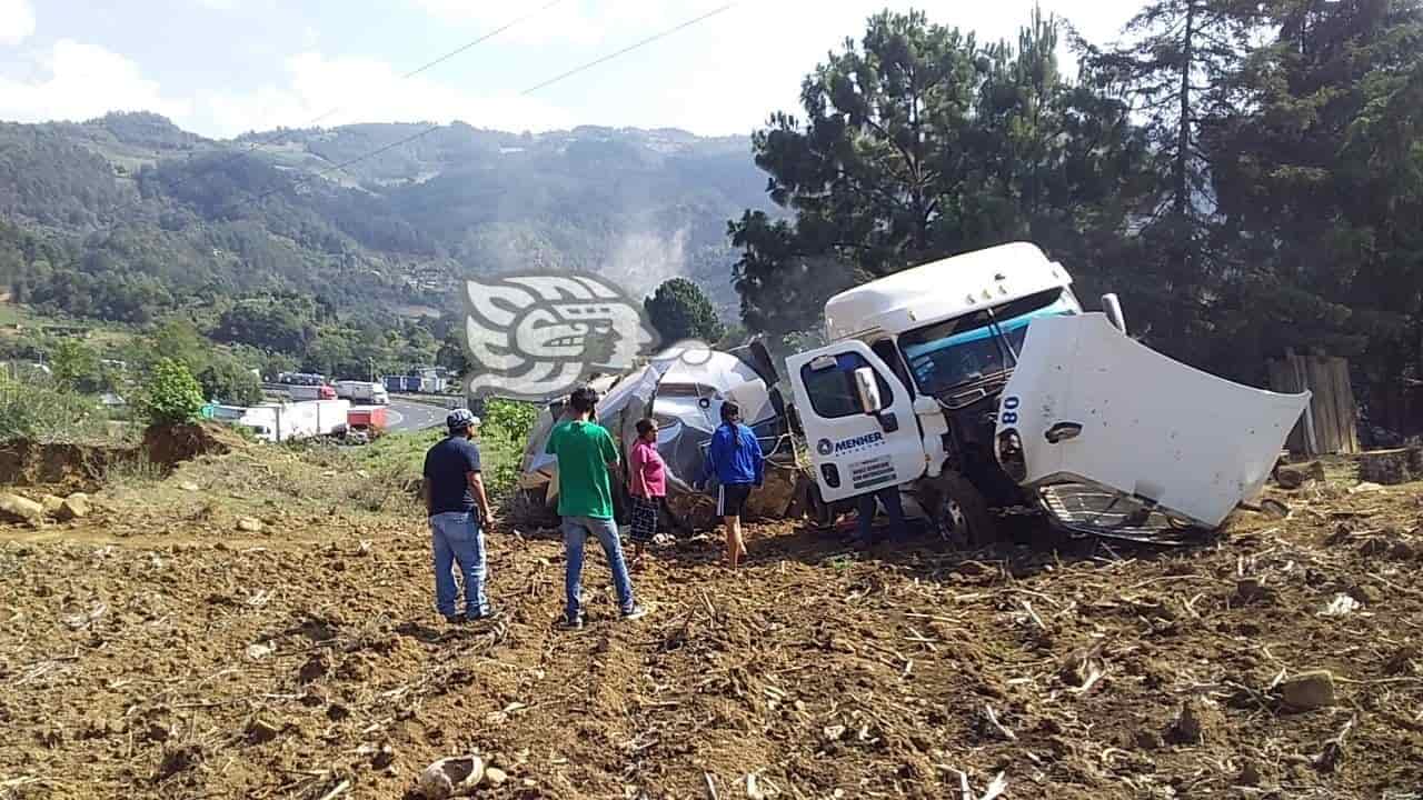 Vuelca pipa al bajar sobre las cumbres de Maltrata