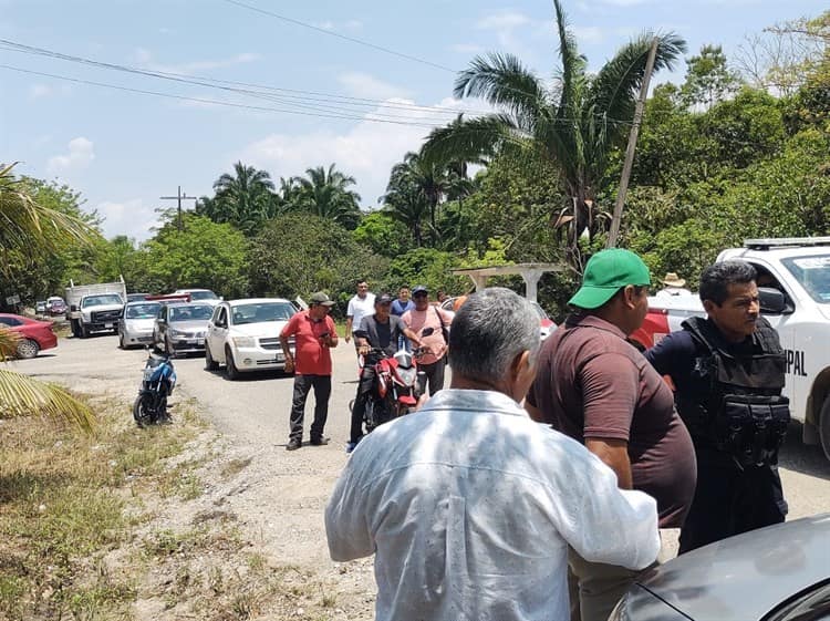 Bloquean la carretera Nanchital- Las Choapas tras falta de luz en Moloacán