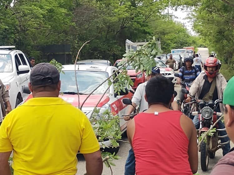 Bloquean la carretera Nanchital- Las Choapas tras falta de luz en Moloacán