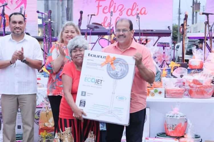 Celebran a las mujeres en ciudad Cardel por el Día de las Madres