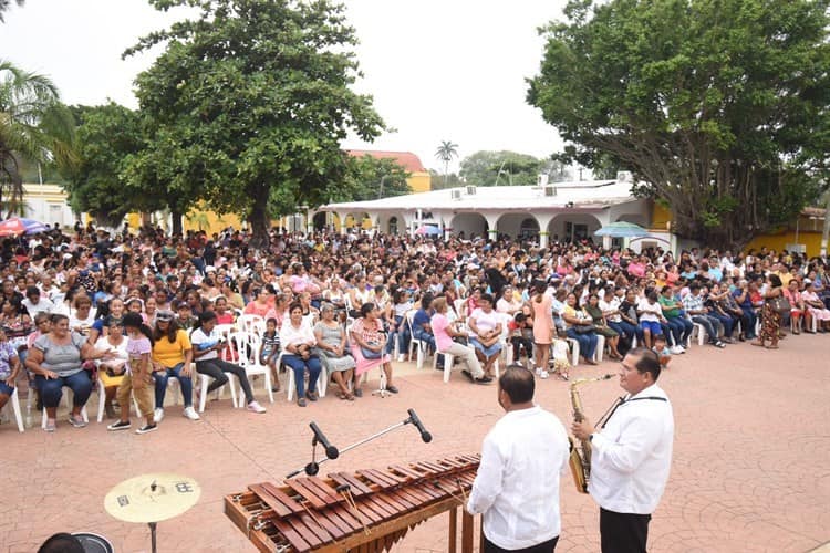 Con mariachi y regalos, festeja Marcos Isleño Día de las Madres en Medellín