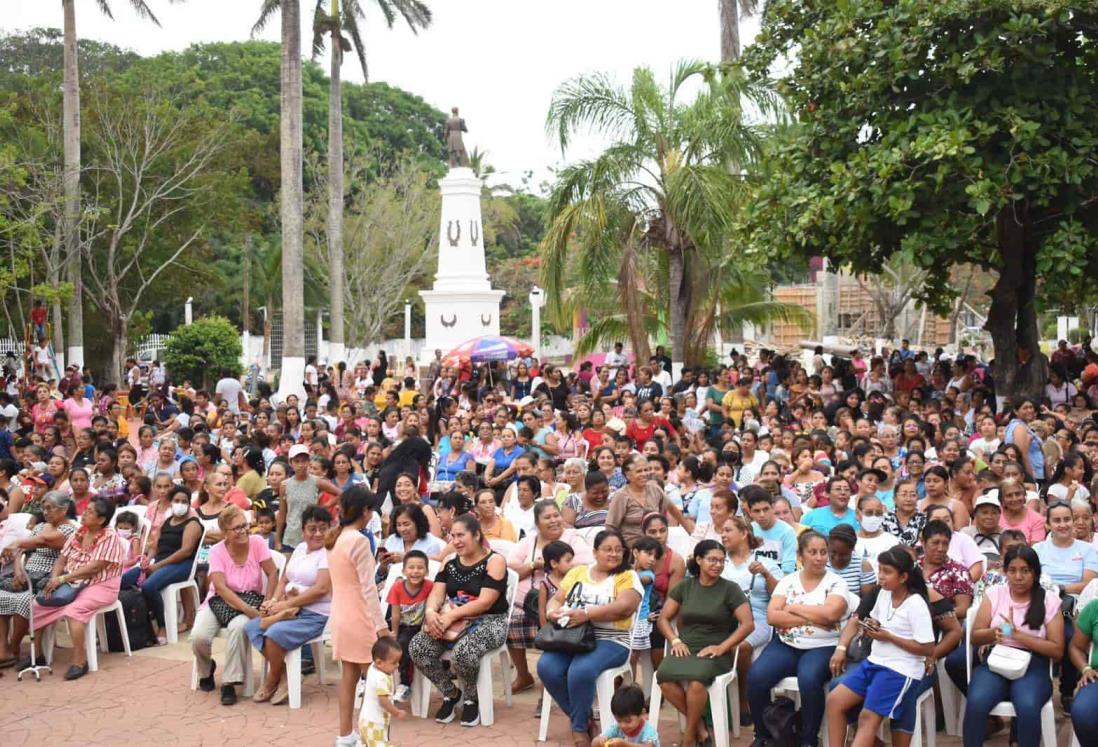 Con mariachi y regalos, festeja Marcos Isleño Día de las Madres en Medellín