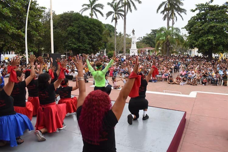 Con mariachi y regalos, festeja Marcos Isleño Día de las Madres en Medellín