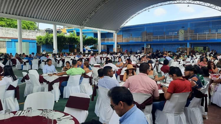 Celebran y reconocen en Nanchital a sus docentes: Cerca de 500 profes se reunieron en evento