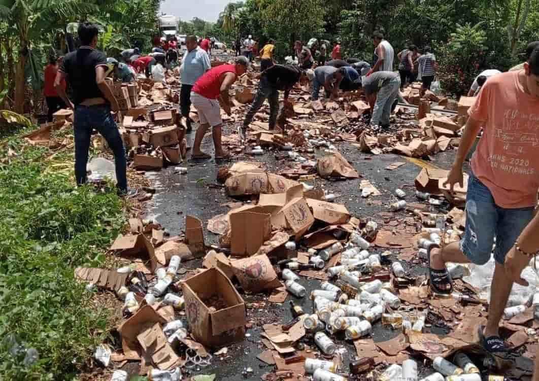 ¡Rapiñeros en acción! Vuelca tráiler doble remolque cargado de cervezas