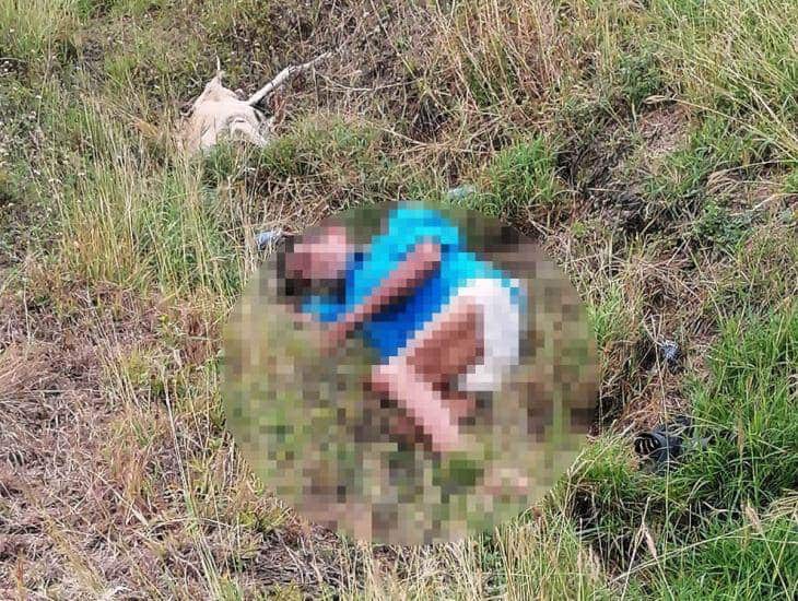 Abandonan a abuelito entre la maleza en carretera del sur