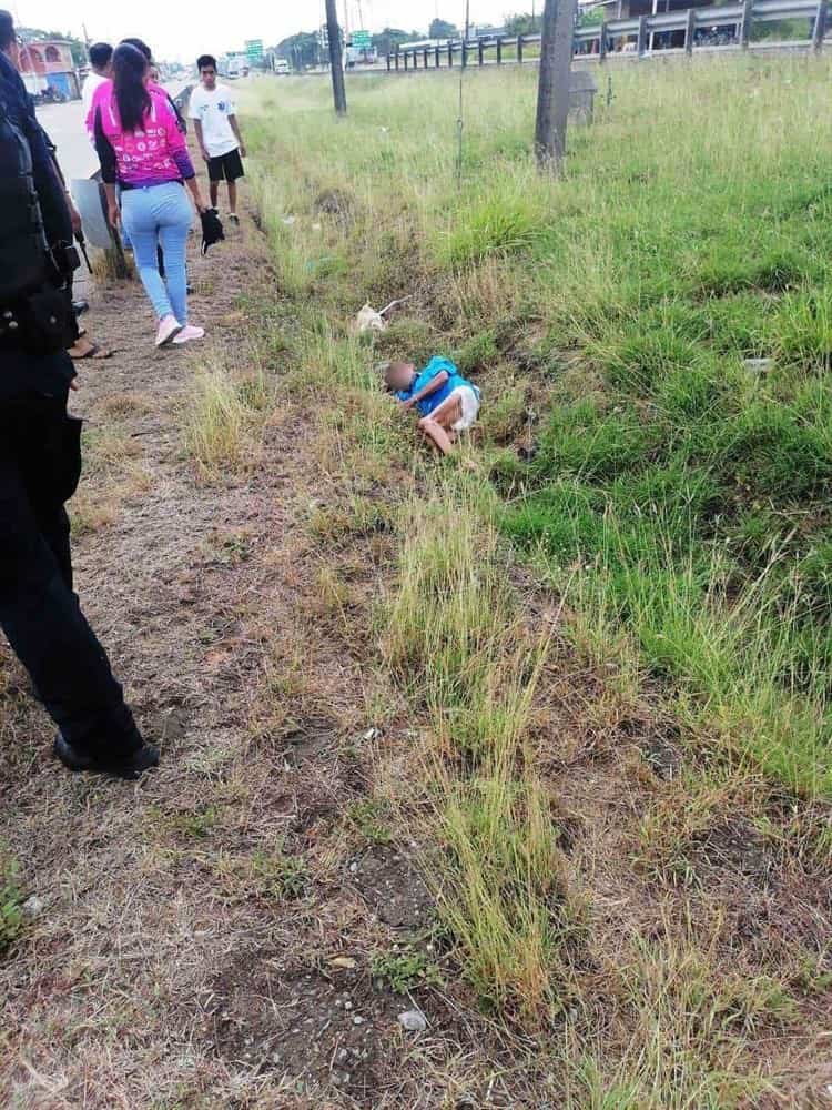 Abandonan a abuelito entre la maleza en carretera del sur