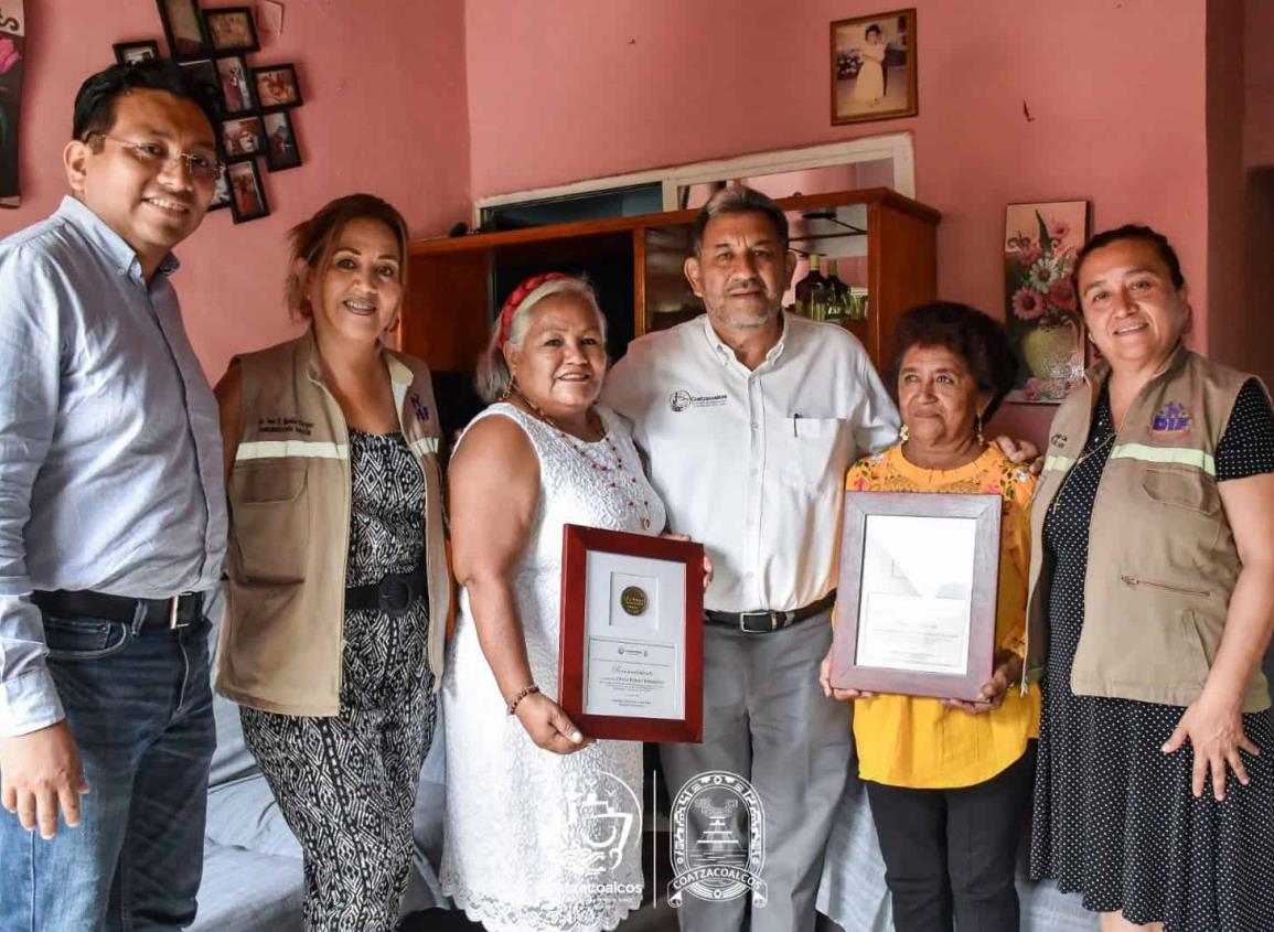 Reciben maestras reconocimientos por 37 años de labor docente