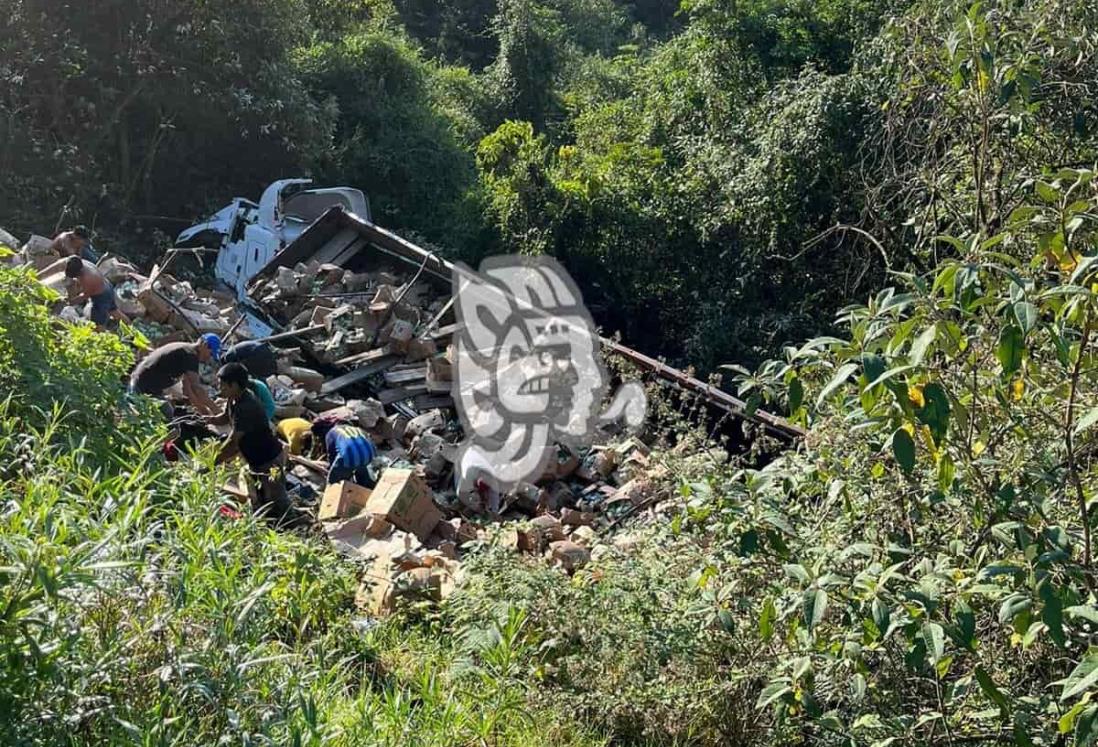 Inicia rapiña tras volcadura de tráiler en las Cumbres de Maltrata