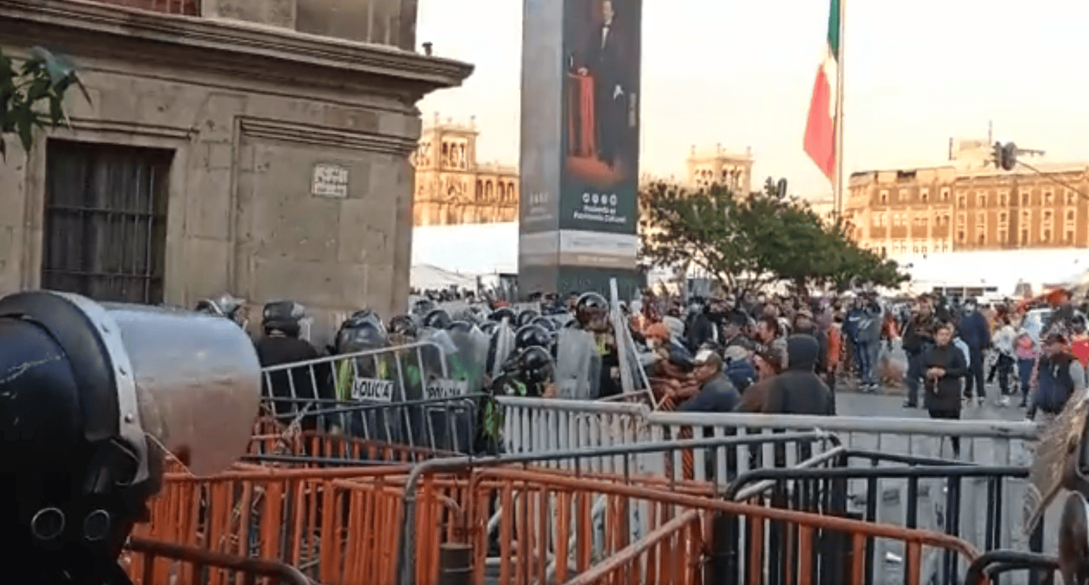 Maestros intentan entrar a Palacio Nacional previo a la mañanera