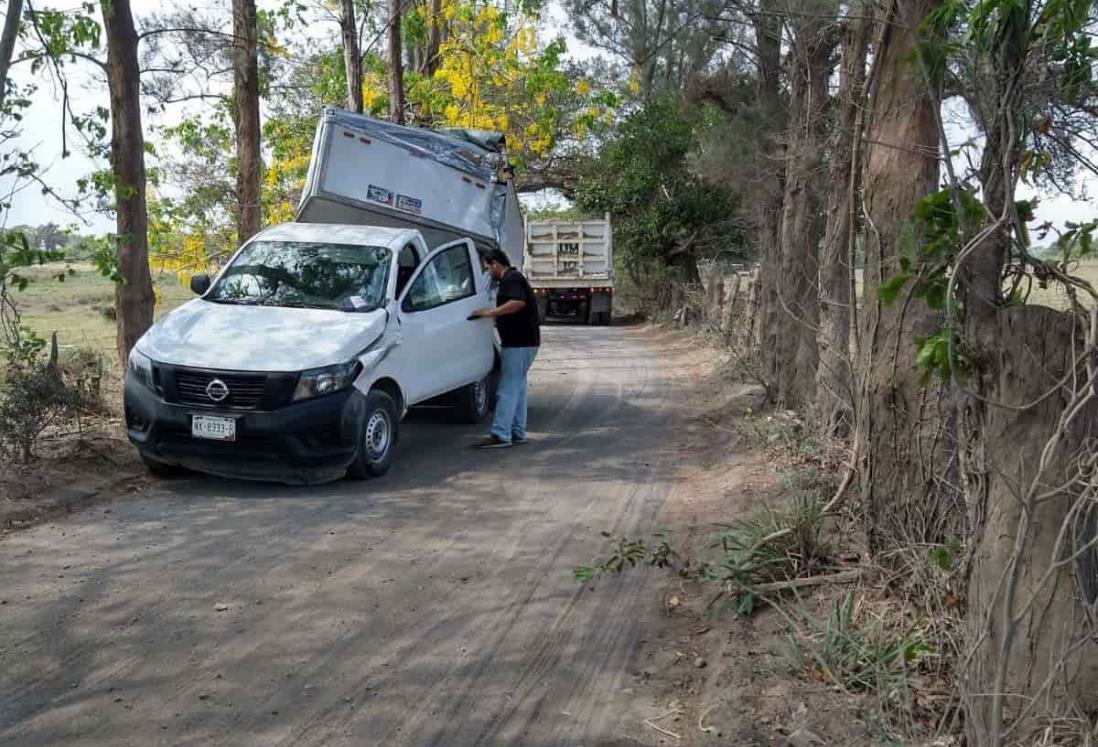 Se parte camioneta tras chocar contra volteo en Medellín