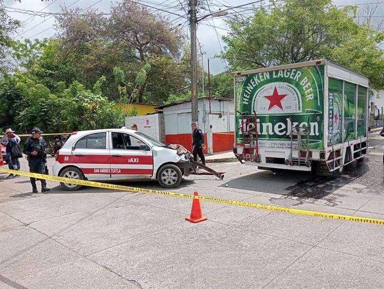 Taxista choca con camión repartidor de cerveza en San Andrés Tuxtla