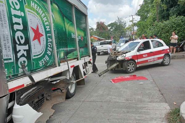 Taxi choca con camión repartidor en San Andrés Tuxtla