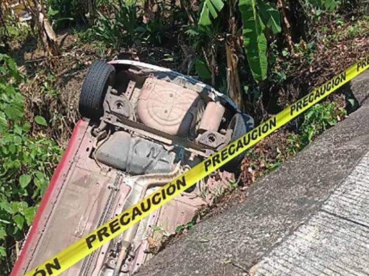 Vuelca conductor al perder el control de vehículo sobre la comunidad de Plan de Las Hayas