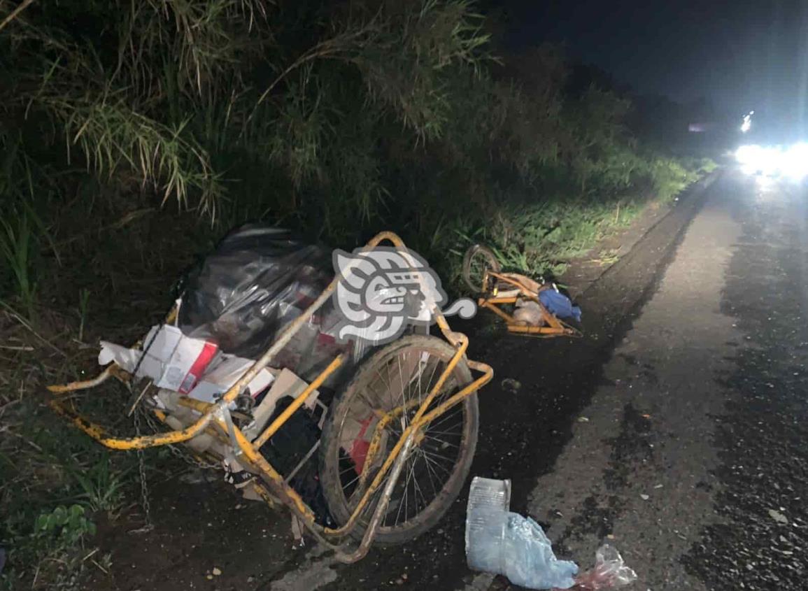 Triciclo es impactado por una motocicleta en la Costera del Golfo