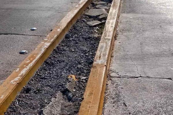 ¡Cuidado! Cables expuestos afectan paso en calle de Veracruz