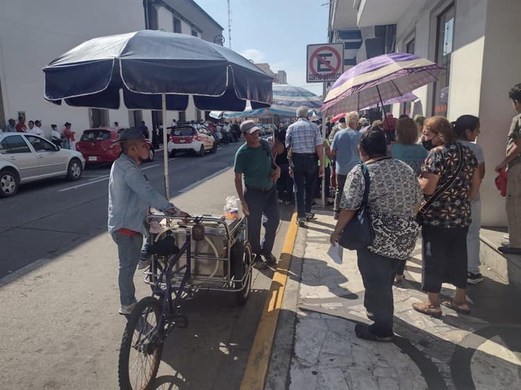 Abuelitos hacen filas bajo el sol para cobrar pensión del Bienestar en Veracruz