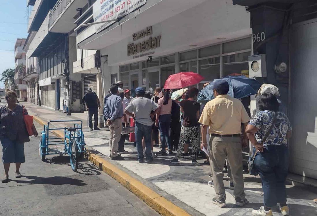 Adultos mayores hacen largas filas bajo el sol para cobrar su pensión del Bienestar en Veracruz