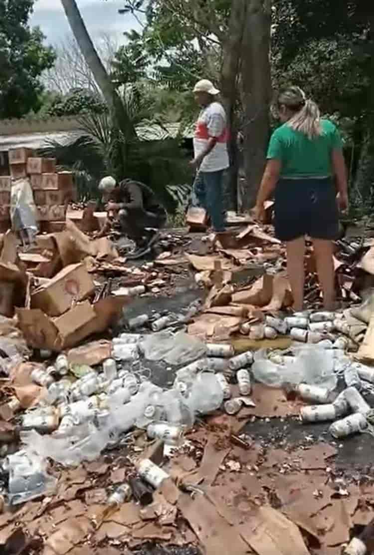 ¡Chelas gratis! vuelca tráiler cargado en límites de Veracruz y Oaxaca