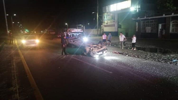 Volcadura de auto en libramiento Martínez de la Torre-Tlapacoyan deja una persona lesionada