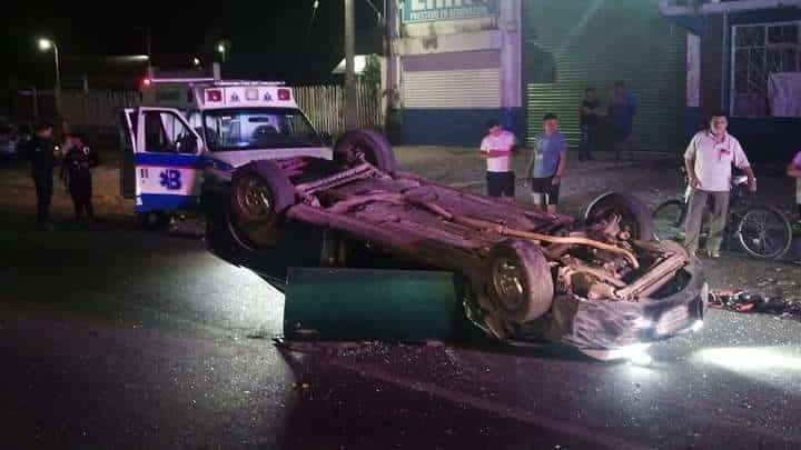 Volcadura de auto en libramiento Martínez de la Torre-Tlapacoyan deja una persona lesionada