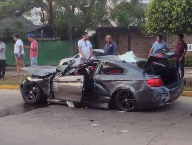 ¡Rápido y peligroso! lujoso auto se estrella contra un poste; hay dos lesionados